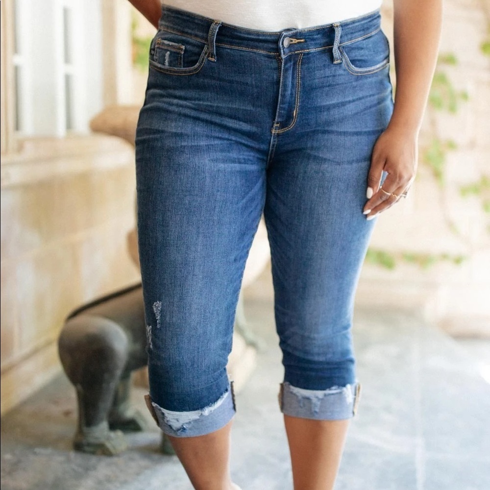 Judy Blue Frayed Hem Distressed Cropped Medium Wash Capris Whisker Jeans Denim - Picture 7 of 10